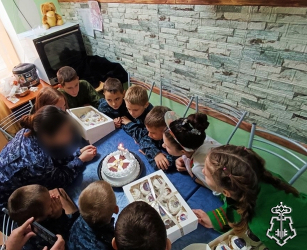 Воспитанники Семейного центра поздравили сотрудников с профессиональным праздником