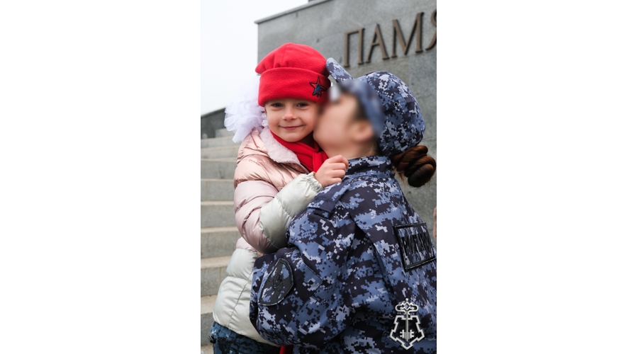 Сотрудники управления вневедомственной охраны с воспитанниками детских учреждений торжественно проводили год Защитника Отечества.