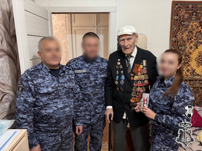 В преддверии Нового Года сотрудники подразделения вневедомственной охраны посетили ветерана Великой Отечественной Войны.
