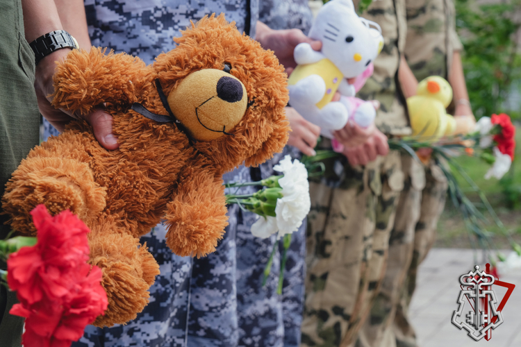 Росгвардейцы почтили память детей — жертв войны в Донбассе