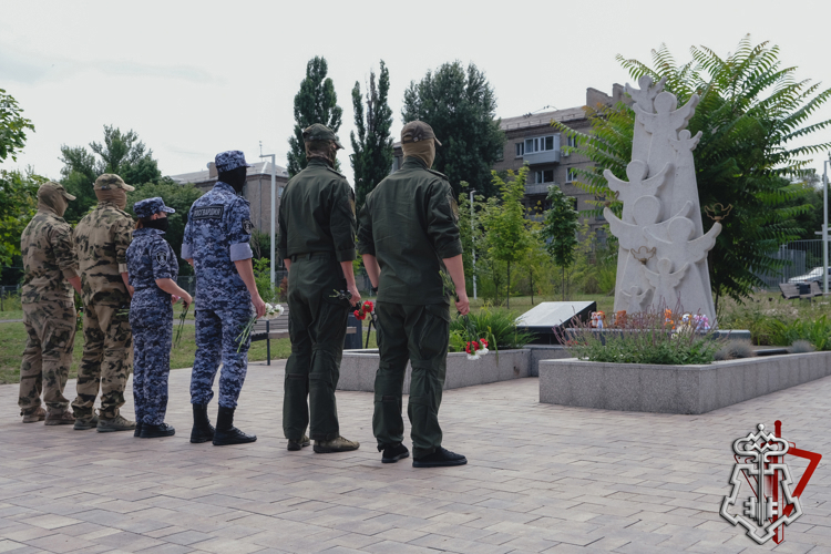 Росгвардейцы почтили память детей — жертв войны в Донбассе
