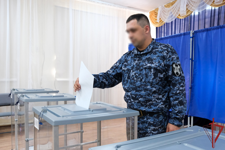 Сотрудники ФГКУ "УВО войск национальной гвардии по ЛНР" отдали голоса в первый день Единого дня голосования